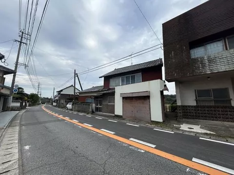 A south-facing two-story 6DK with a garage for one car and good sunlight.