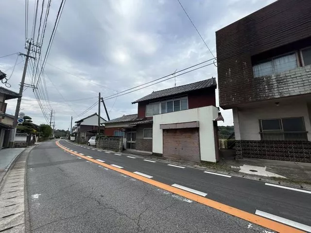 A south-facing two-story 6DK with a garage for one car and good sunlight.