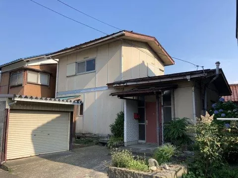 The property is priced at 7.5 million yen, making it attractive from an economic perspective.