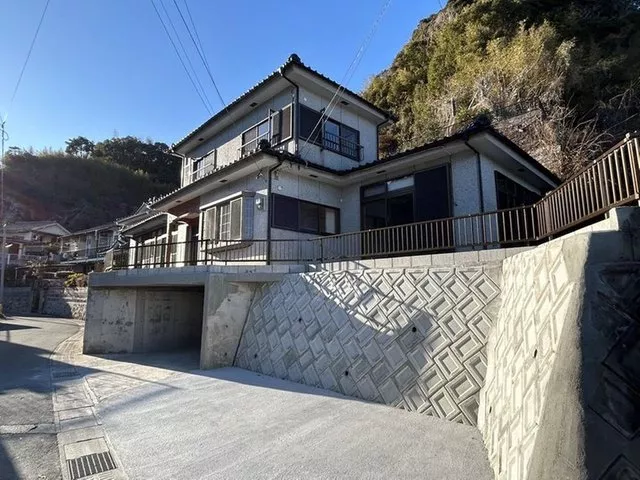 34 minutes by bus from Kyushu Shinkansen "Kagoshima Chuo," 1-minute walk