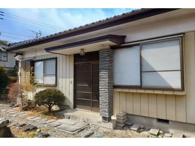 A house in a quiet environment! Two-sided lighting allows natural light to enter the rooms. Recommended for relocation!
