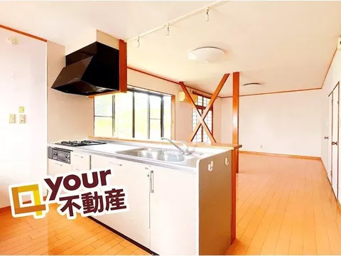 "A retro residence standing just a step inside. A home with the joy of arranging it in your own way ◎"