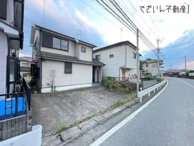 A bright house with sunlight pouring in ／ Open kitchen ■ Spacious LDK of 16 tatami mats ■ Parking for 2 cars in parallel