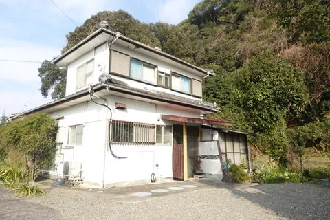 Yatsushiro-shi, Yatsushiro Shikigawauchi-cho (Higo Takada Sta.) 2F 6DK

1.5 million yen