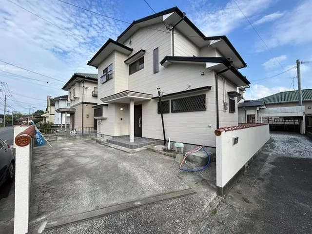 [Open House] Parking for 2 cars available / Road width of 6m or more / Built in the Heisei era / 4LDK