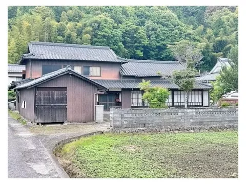 A charming detached house built on a spacious land of about 180 tsubo. Year of construction unknown