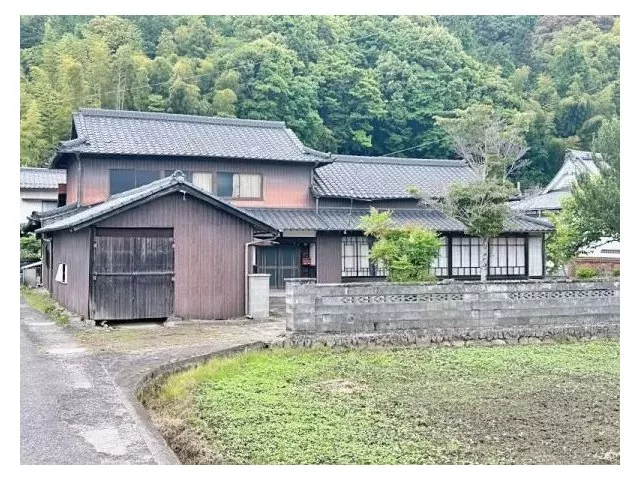 A charming detached house built on a spacious land of about 180 tsubo. Year of construction unknown