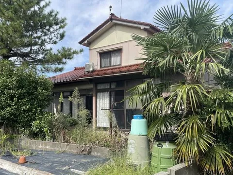 A quiet residential area! A spacious 5LDK house on a large lot!
