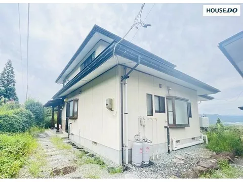 About 13 minutes by car to Zao Onsen. Home with a large separate garage