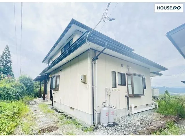 About 13 minutes by car to Zao Onsen. Home with a large separate garage