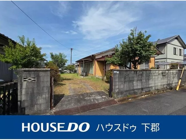 A charming property that can be remodeled to your liking, taking advantage of the single-story layout!
