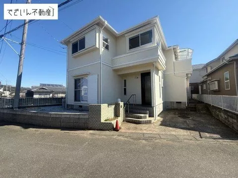 ／Renovated interior and exterior house／Newly replaced water facilities■All rooms have two sides of sunlight for bright living