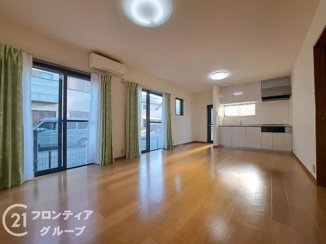 South-facing with good sunlight + immediate viewing available, two-sided lighting, parking for one car available, 6m wide road in front, ample storage