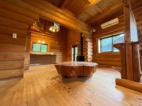 A south-facing log house surrounded by nature. A lifestyle where you can feel the gentle flow of the Kida River nearby.