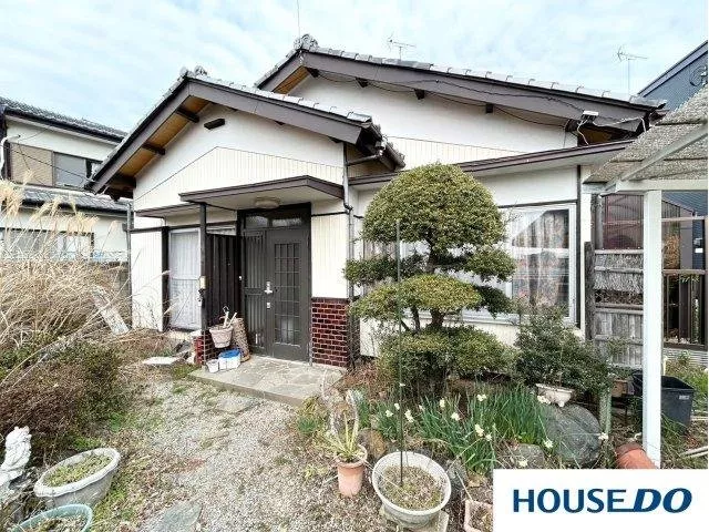 ■A new life with nostalgia. A traditional house-style home adorned with a sunroom and a large garden