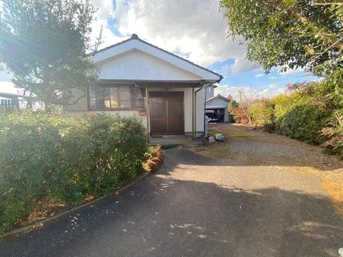 5 minutes on foot to Nakagirishima Elementary School! This is a 4DK used house (^^)/