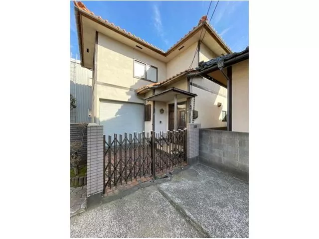 Conveniently located near Matsumoto Street, used house with an inner garage for 1 car!