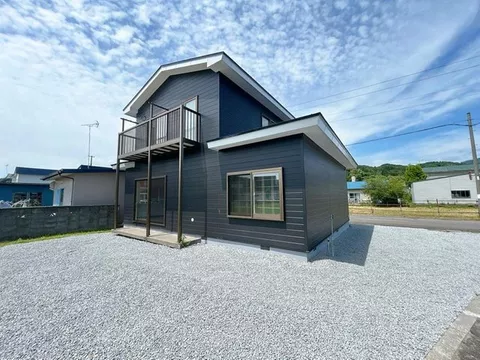 [Open House Held] Interior and exterior renovations completed / Water fixtures replaced / Parking for 2 cars available