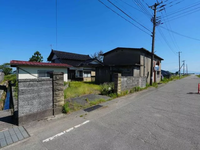 This is a second-hand house in a quiet residential area.