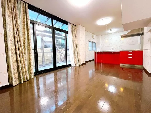 Takai Real Estate ☆ With a sunroom and garden, this is a house for family enjoyment.