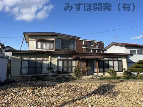 Conveniently located, this 7LDK is perfect for family living.
