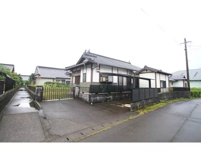 A single-story house with a tea room!