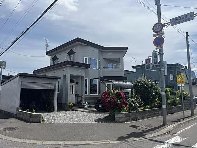Structure: Wooden/2-story
