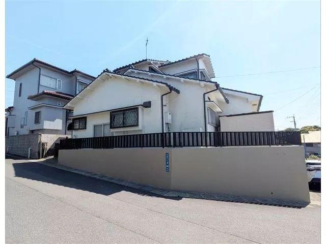 This is a single-family home in a quiet residential area. It is a corner lot, so it has good sunlight and ventilation!