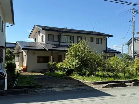 How about a relaxed countryside life? There is also a home garden and farmland!