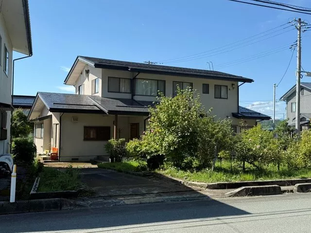 How about a relaxed countryside life? There is also a home garden and farmland!