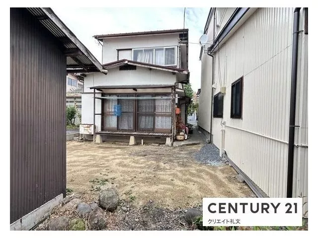 Within walking distance of the commercial area!