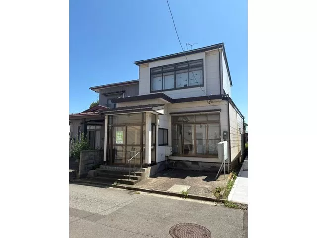 This property has a versatile layout that makes it easy to consider various uses, expanding the possibilities for creating a home.