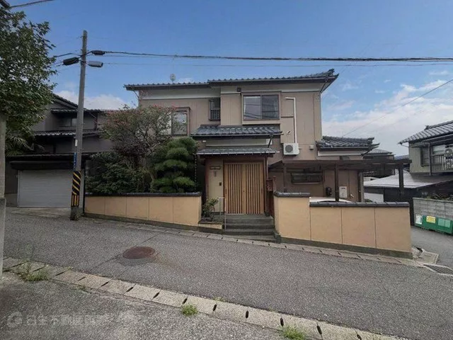 All rooms are over 6 tatami mats. Good sunlight in a corner lot. Convenient Aoyama area.