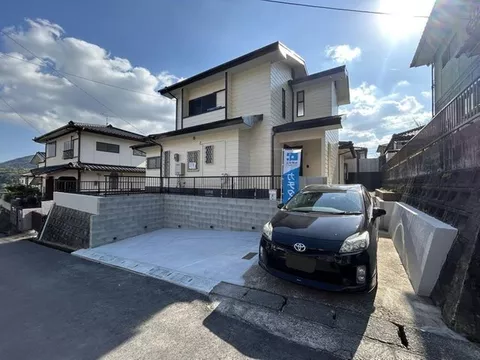 Open house event held, interior and exterior renovations completed, road width about 6m. Move-in possible within the year.