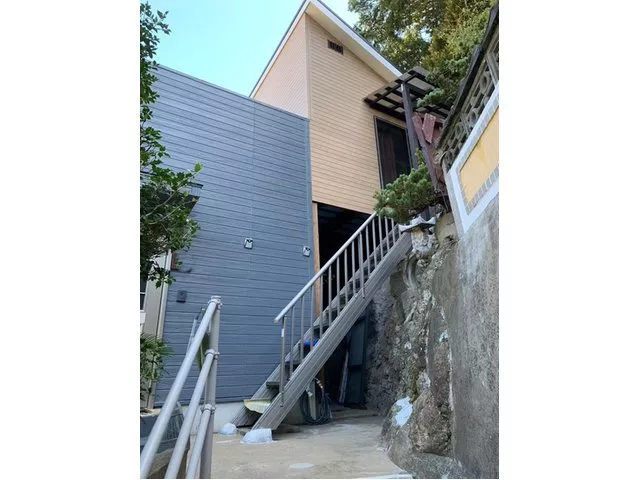 Located on a hill with a magnificent view! Kitchen and toilet have been remodeled.