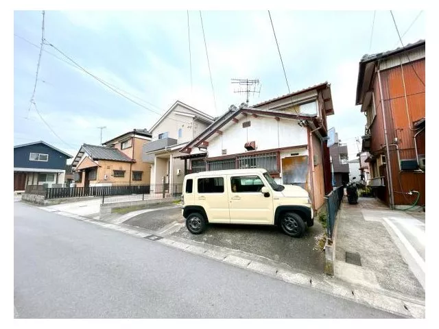 【Open house held】 Interior and exterior renovation planned / Earthquake resistance work / Parking for 1 car available / Walking distance to Shinkawa Elementary School