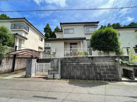 About 10 minutes by car to Hasunuma Water Garden, a quiet former subdivision.