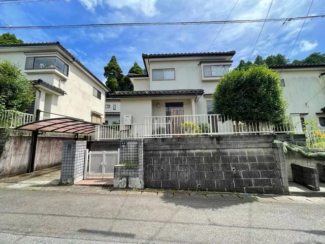 About 10 minutes by car to Hasunuma Water Garden, a quiet former subdivision.