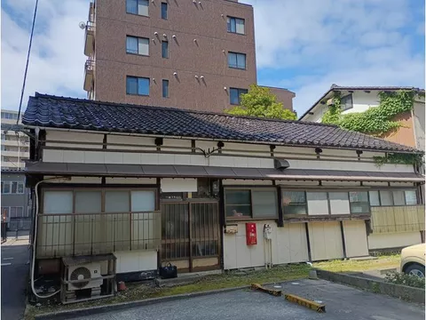 Elementary school within a 10-minute walk
