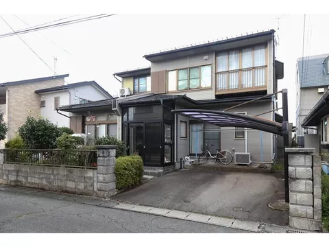The layout allows for living entirely on the first floor, making it recommended for those with elderly family members.
