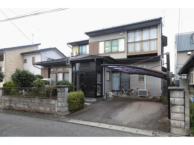 The layout allows for living entirely on the first floor, making it recommended for those with elderly family members.