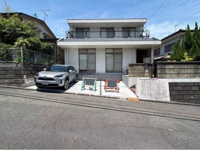 A renovated RC-built used house within a 5-minute walk to shopping facilities and a nursery.