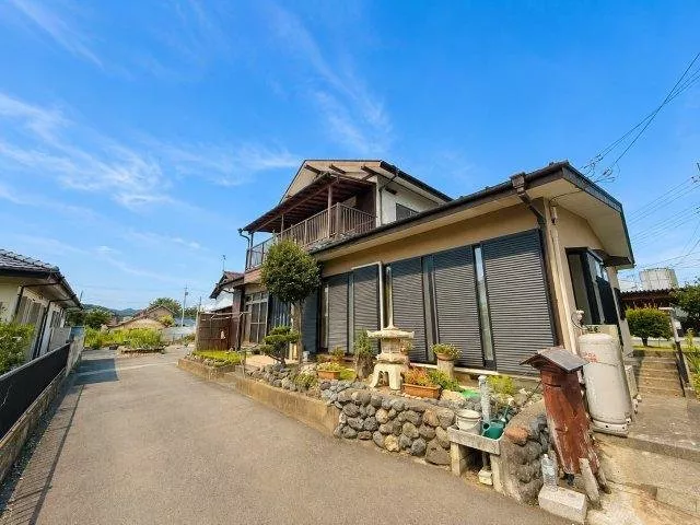 Interior like a log house. This property is a 7-minute walk to the station, close to the station.
