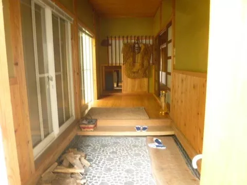 A bathroom that can accommodate 5 to 6 people, an island kitchen, and a 33-tatami mat wide room on the second floor, for relaxation - Image 3