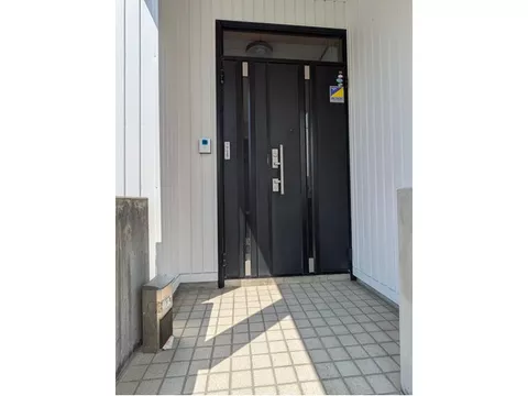 Major interior and exterior renovation, 3-story high floor building, 4LDK, parking for 3 cars available, ample storage - Image 3