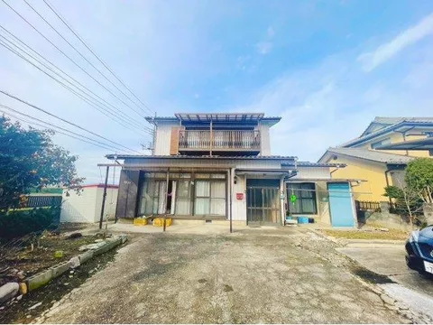 Even with large items, this property comes with a warehouse for peace of mind.