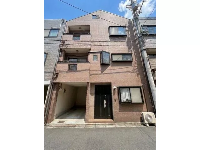 Approximately 9-minute walk from "Nagase" Station on the Osaka Higashi Line, furnished and equipped with appliances for immediate living!