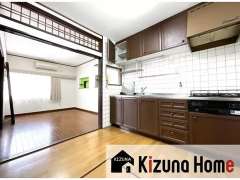 The attic storage space is approximately 11 tatami mats! The 6-tatami mat Western-style room on the first floor can be used as a living room.