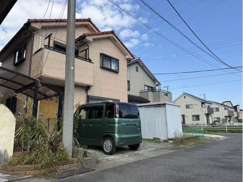 Garage space for 3 cars (depending on vehicle type) / Good sunlight due to dual-sided road