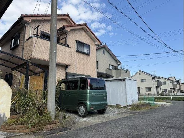 Garage space for 3 cars (depending on vehicle type) / Good sunlight due to dual-sided road